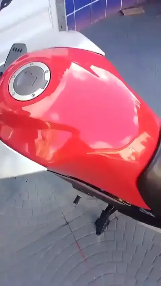 Capa de video com cliente mostrando resultado no carro