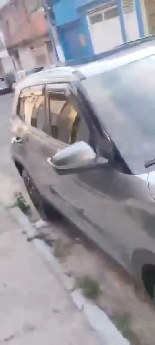 Capa de video em formato reels mostrando aplicacao no carro